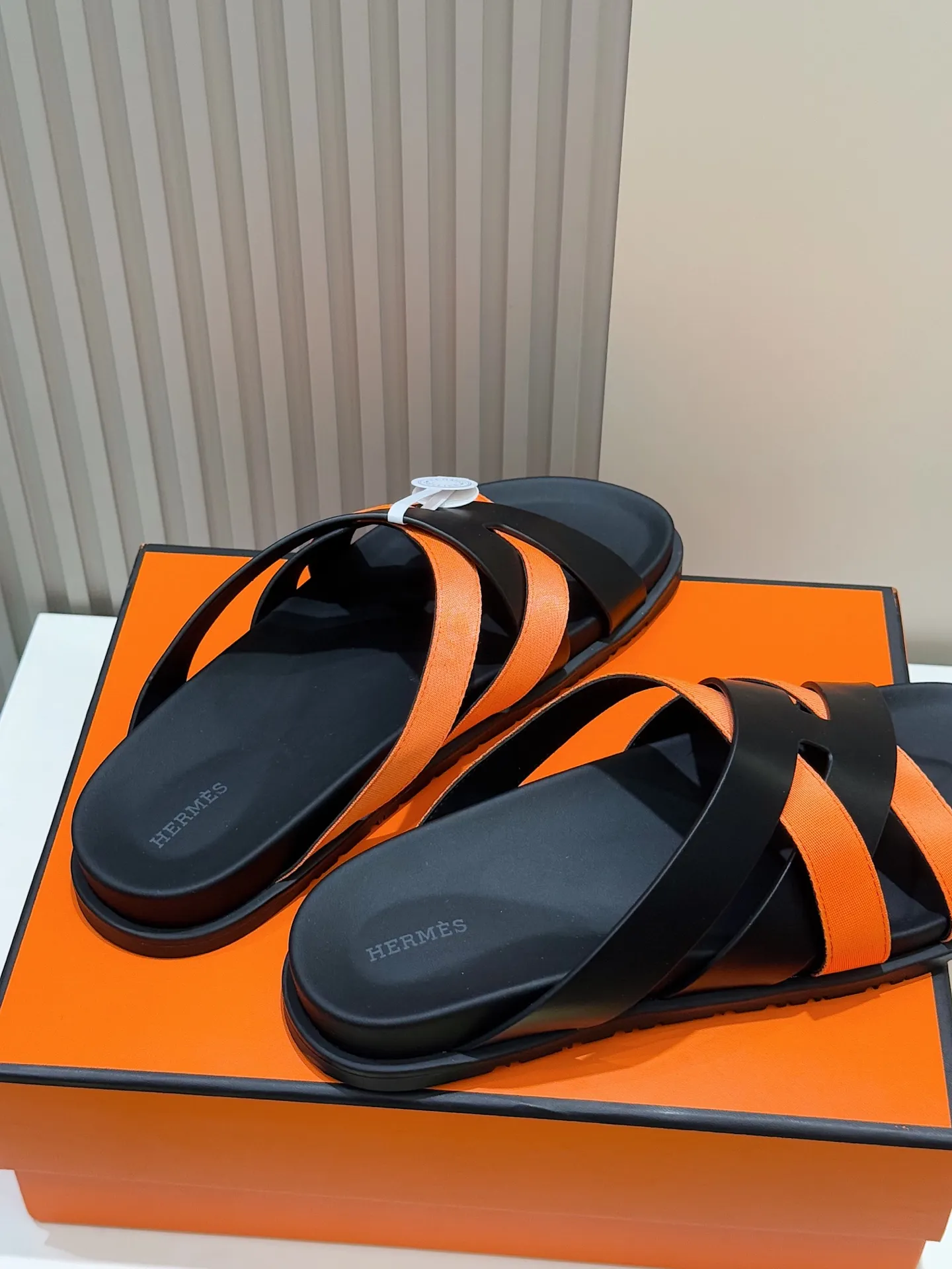 Batch 280 Hermes men's Kazimir slippers - top quality woven calfskin functional sandals, with interwoven uppers inspired by the "H" iconic pattern to create a casual look, perfect for summer. Imported cowhide + cowhide lining + rubber outsole Size: 38-44 (.45.46 customized)